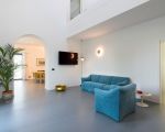 villa-gianos-wohnzimmer-mit-blauem-sofa.jpg