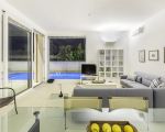 villa-federica-wohnzimmer-mit-blick-nach-draussen-auf-den-pool.jpg