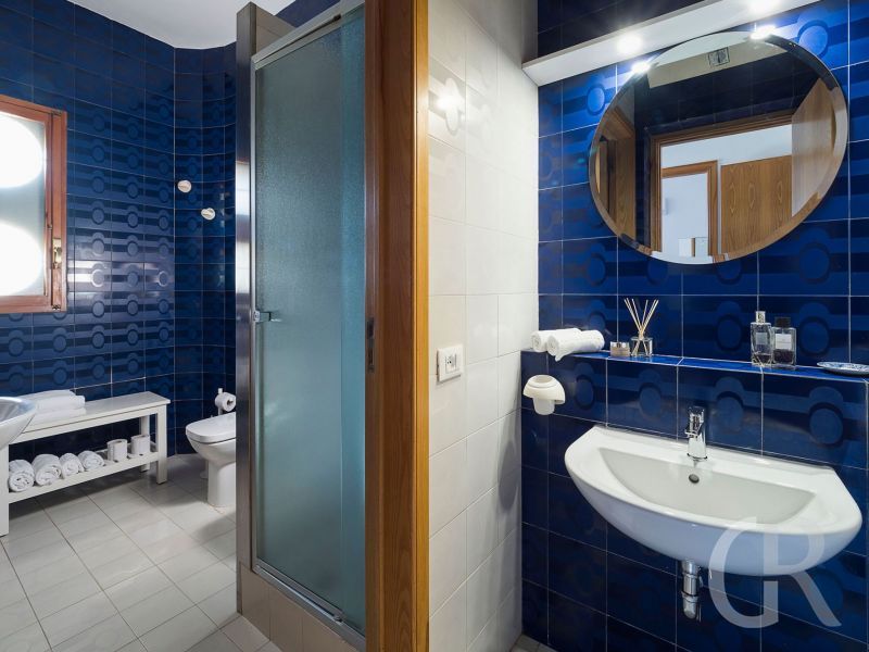 villa-salinella-blaues-badezimmer.jpg