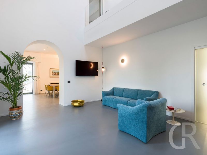 villa-gianos-wohnzimmer-mit-blauem-sofa.jpg