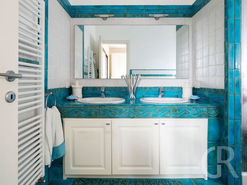 villa-la-plage-blaues-badezimmer.jpg
