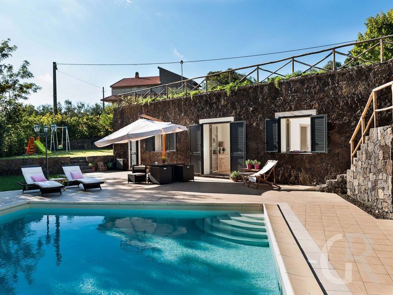 villa-montefiore-pool-mit-sonnenliegen.jpg