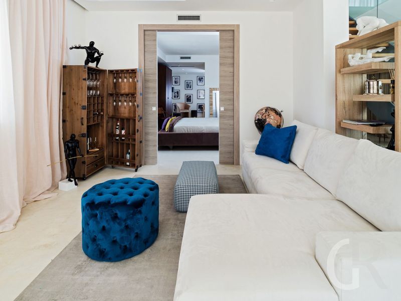 villa-contrada-wohnraum-mit-weisem-sofa.jpg