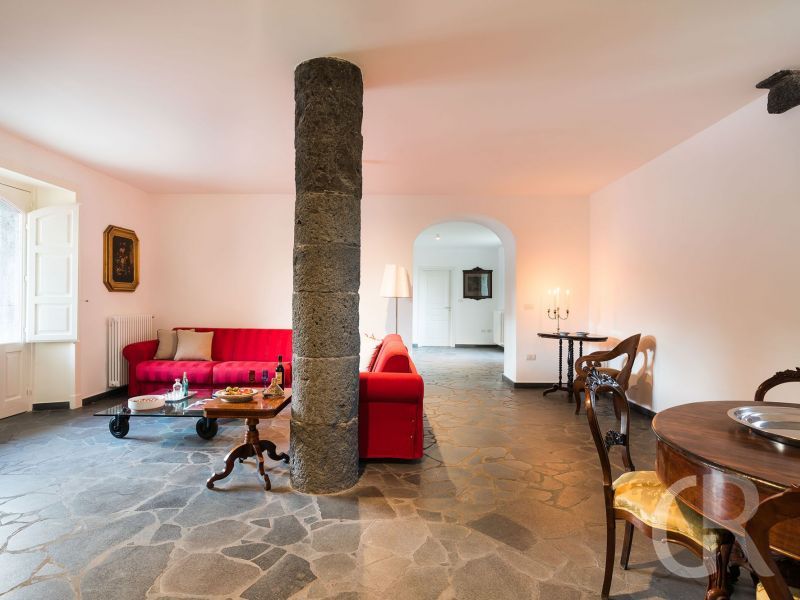 villa-etna-retreat-wohnzimmer-mit-rotzem-sofa.jpg