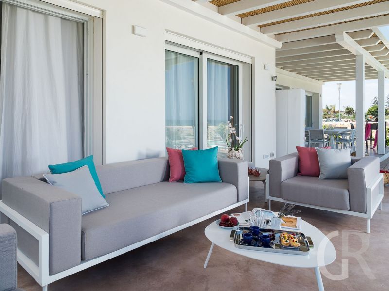 villa-fico-ueberdachte-terrasse-mit-sofa.jpg