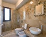 villa-zagara-bad-mit-spiegel-und-waschbecken.jpg