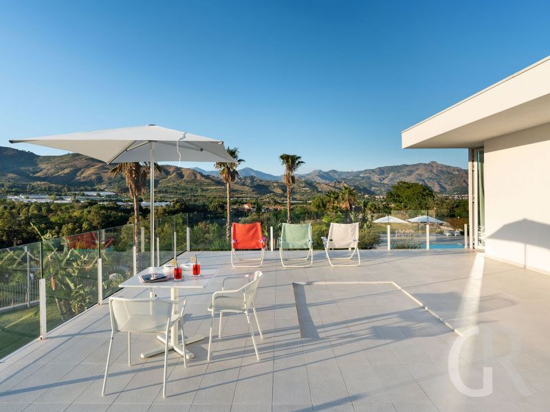 villa-greta-terrasse-mit-sonnenschirm.jpg
