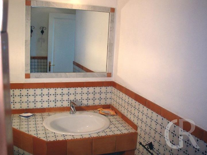 ferienwohnung-cafisi-waschplatz-im-badezimmer.jpg