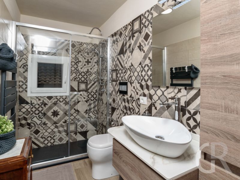 ferienwohnung-ducezio-badezimmer-waschbecken-mit-spiegel.jpg