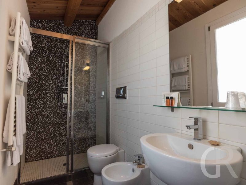 ferienwohnung-ulisse-bad-mit-waschplatz-und-spiegel.jpg
