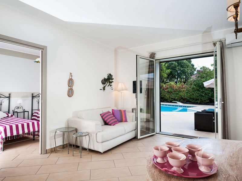 villa-montefiore-wohnraum-und-ausgang-zur-terrasse.jpg