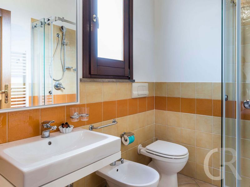 villa-ager-costa-badezimmer-mit-waschbecken.jpg