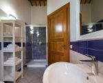 villa-tangi-blaues-badezimmer.jpg