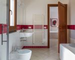 villa-tangi-badezimmer-mit-rot.jpg
