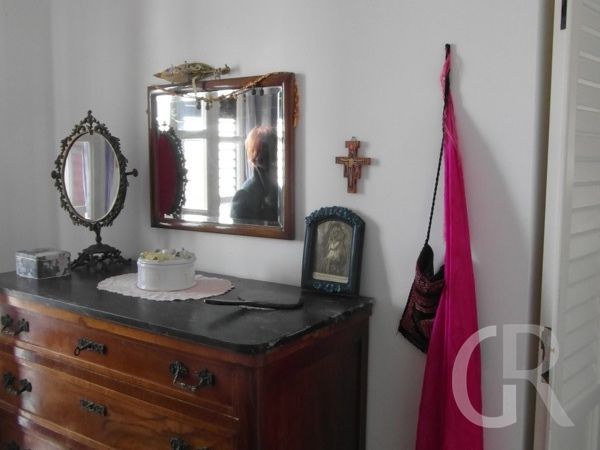 villa-al-mare-schlafzimmer-mit-alter-kommode-und-spiegel.JPG