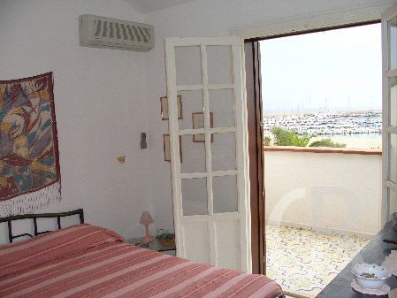 villa-al-mare-schlafzimmer-mit-ausgang-zur-terrasse.jpg